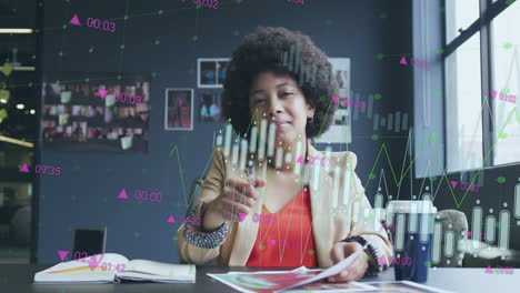 animación del procesamiento de datos financieros sobre una mujer de negocios afroamericana en la oficina