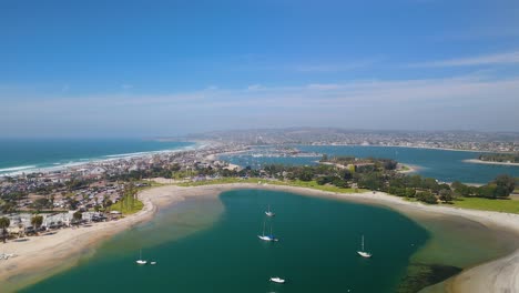 Paisaje-Tranquilo-En-Mission-Bay-En-San-Diego,-California---Toma-Aérea-De-Un-Drone