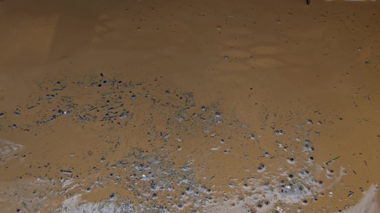 L'acqua scorre da un sito di trivellazione durante la costruzione del pozzo di giorno.