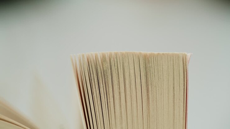 Pagine di libro aperto in primo piano