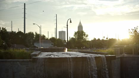 Stellarer-Sonnenaufgang-Am-Frühen-Morgen-Im-Park-In-Atlanta-Georgia,-Während-Ein-Wasserfall-In-Kaskaden-Fällt-Und-Die-Skyline-In-Einer-Wunderschönen-Silhouette-Sitzt