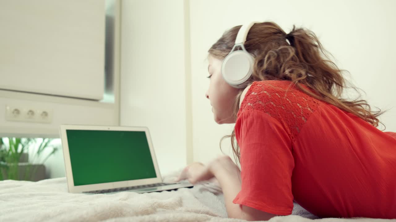la estudiante nos dio la espalda y miró a la pantalla de la computadora portátil.