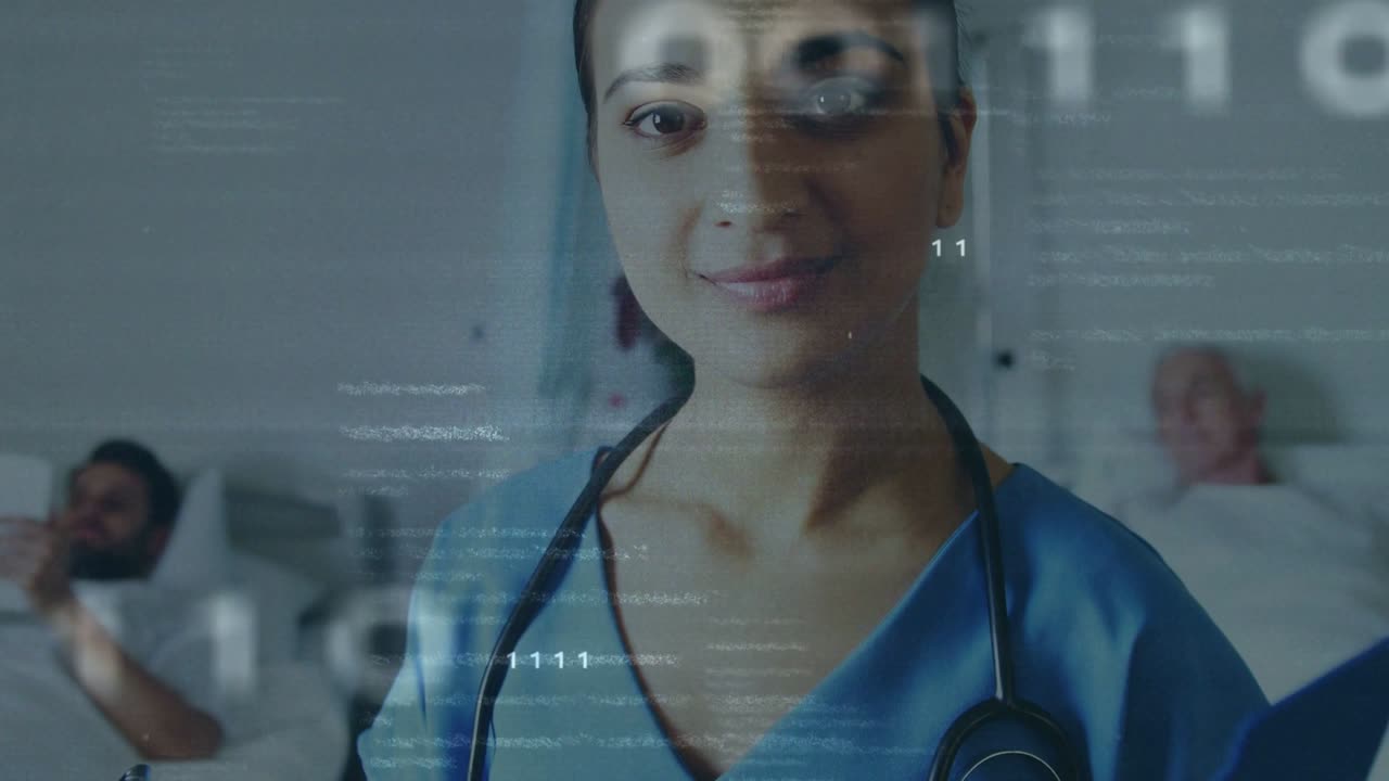 Infermiera indiana che visualizza un'interfaccia digitale, controllando una cartella blu per rivedere le note del paziente, sorridendo nel reparto.