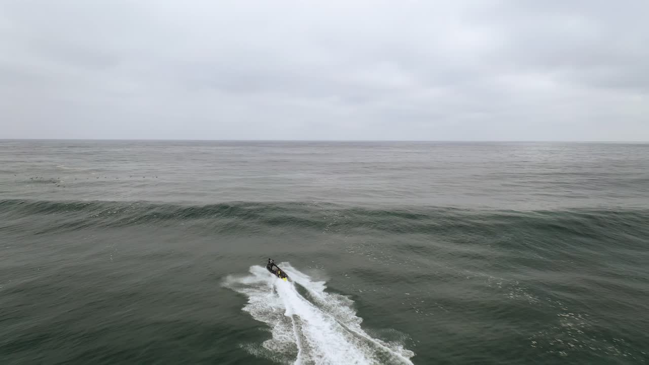 Moto d'acqua in mare durante una mareggiata, salvataggio di un surfista di onde giganti, Pichilemu, Punta de Lobos, Cile