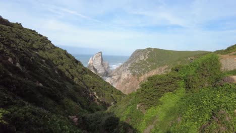 Frau,-Die-Zum-Strand-Und-Zu-Den-Klippen-Von-Praia-Da-Ursa-Wandert