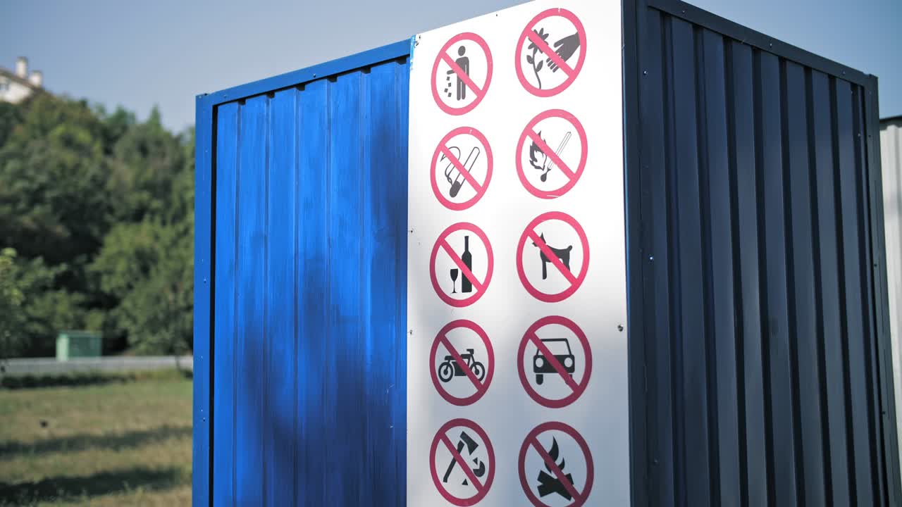 cartel de prohibición. señal de prohibición. primer plano. cartel con señales de prohibición en el área del parque. fondo borroso