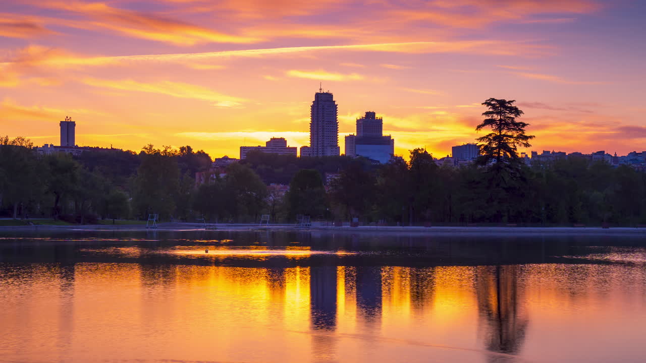Timelapse do horizonte de Madrid ao nascer do sol.