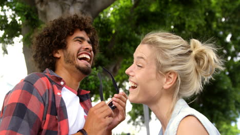 Freunde-Lachen-Beim-Abnehmen-Der-Sonnenbrille