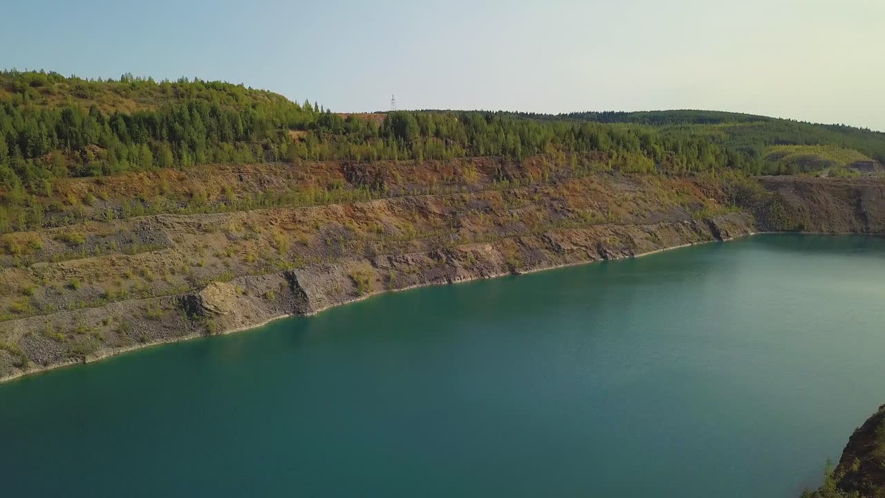 vista aérea de un lago de cantera
