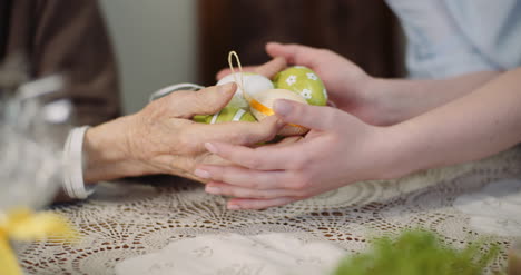 Mujer-Y-Hombre-Senior-Con-Huevos-De-Pascua-En-Manos