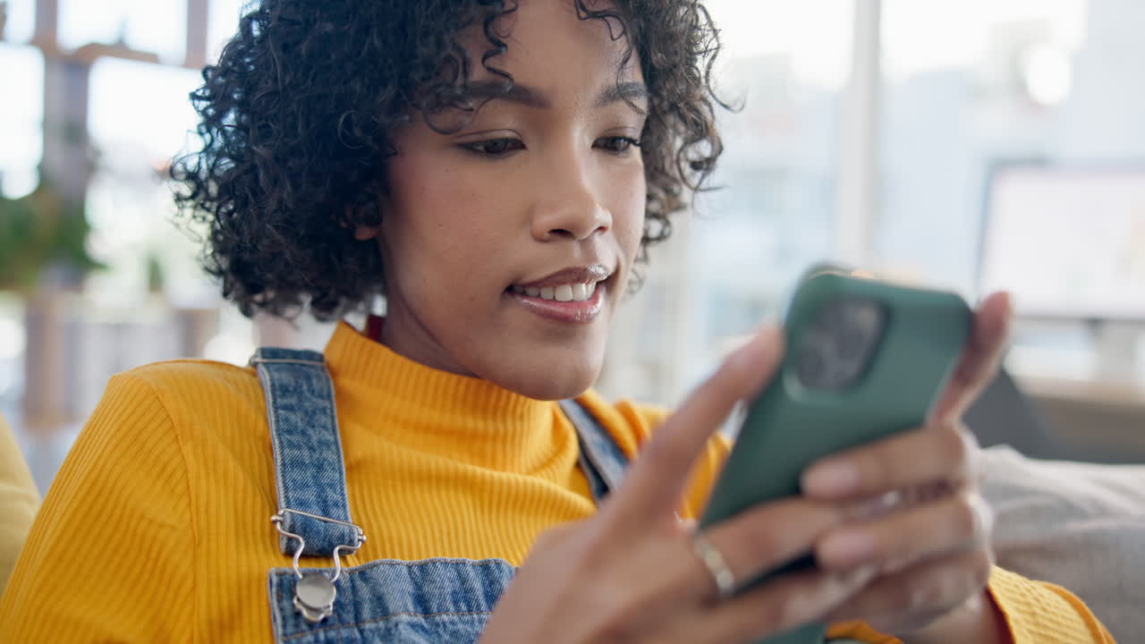 telefono, app e rilassarsi con una donna su un divano