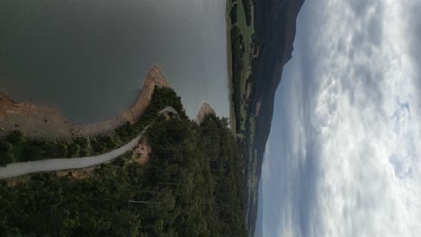 camino rural a lo largo del lago huntsman, tasmania en australia