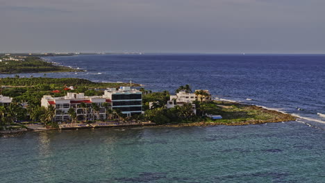 Akumal-Mexico-Aéreo-V2-Drone-Cinematográfico-Sobrevuelo-Sobre-La-Costa-Que-Captura-Casas-De-Vacaciones-Frente-Al-Mar,-Complejos-Turísticos-De-Lujo-Y-Vistas-De-Paisajes-Tropicales-Costeros---Filmado-Con-Mavic-3-Pro-Cine---Julio-De-2023