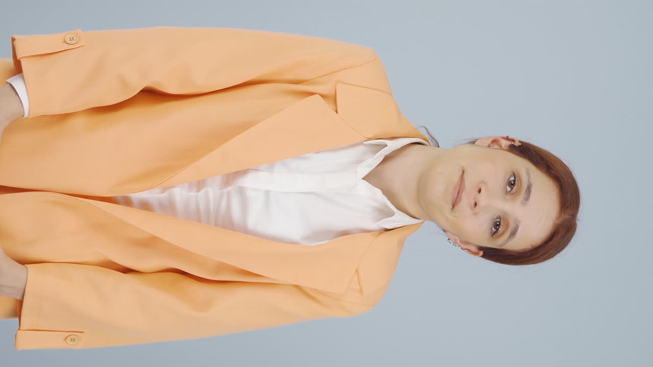 video vertical de una mujer de negocios aburrida mirando a la cámara infeliz.