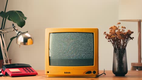 tv retro, televisión vintage en una configuración nostálgica, una tv retro muestra grano en la pantalla, dispositivo aterrador de la noche de halloween bueno para la llave de croma y la pantalla verde. imágenes de alta calidad 4k