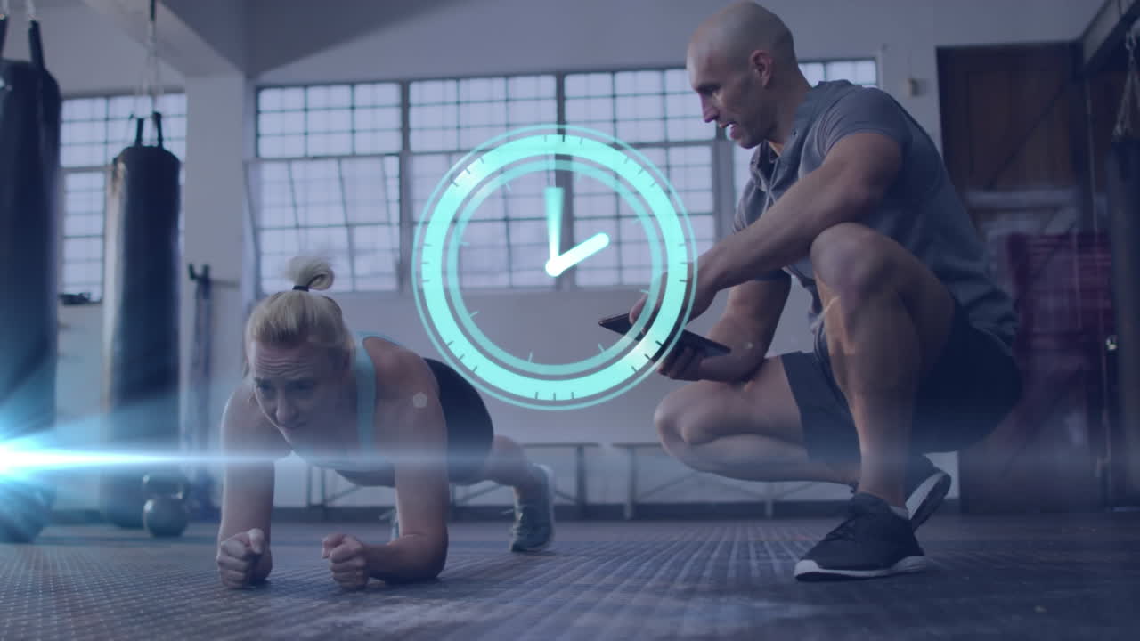 animación de reloj sobre colegas femeninos y masculinos haciendo ejercicio en el gimnasio
