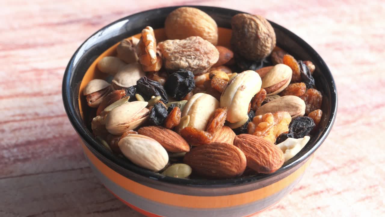 혼합 된 견과류와 건조 된 과일 한 그