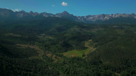 Colorado-Malerische-Luftige-Filmische-Drohne-Sommer-San-Juan-Rocky-Mountains-Ridgway-Ralph-Lauren-Ranch-Mount-Sniffels-Dallas-Range-14er-Million-Dollar-Highway-Morgen-Blauer-Himmel-Vorwärts-Aufwärtsbewegung