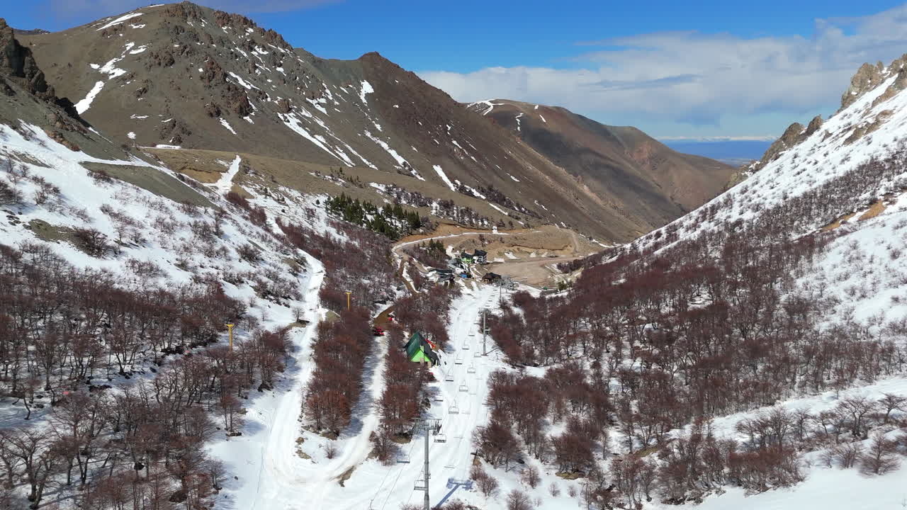 은 날 에 안데스 산맥 의 스키 경사 와 의자 승강장 의 공중 사진