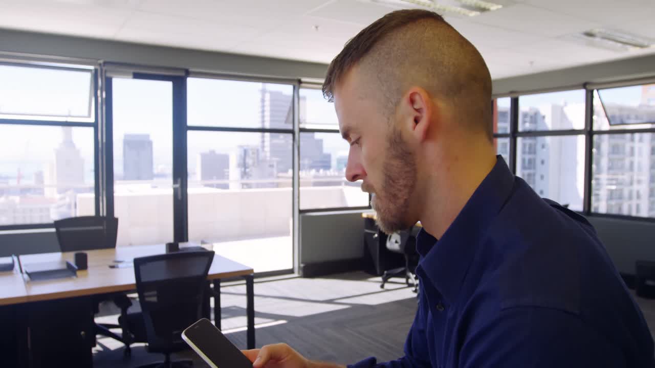 ejecutivo masculino hablando por teléfono móvil 4k