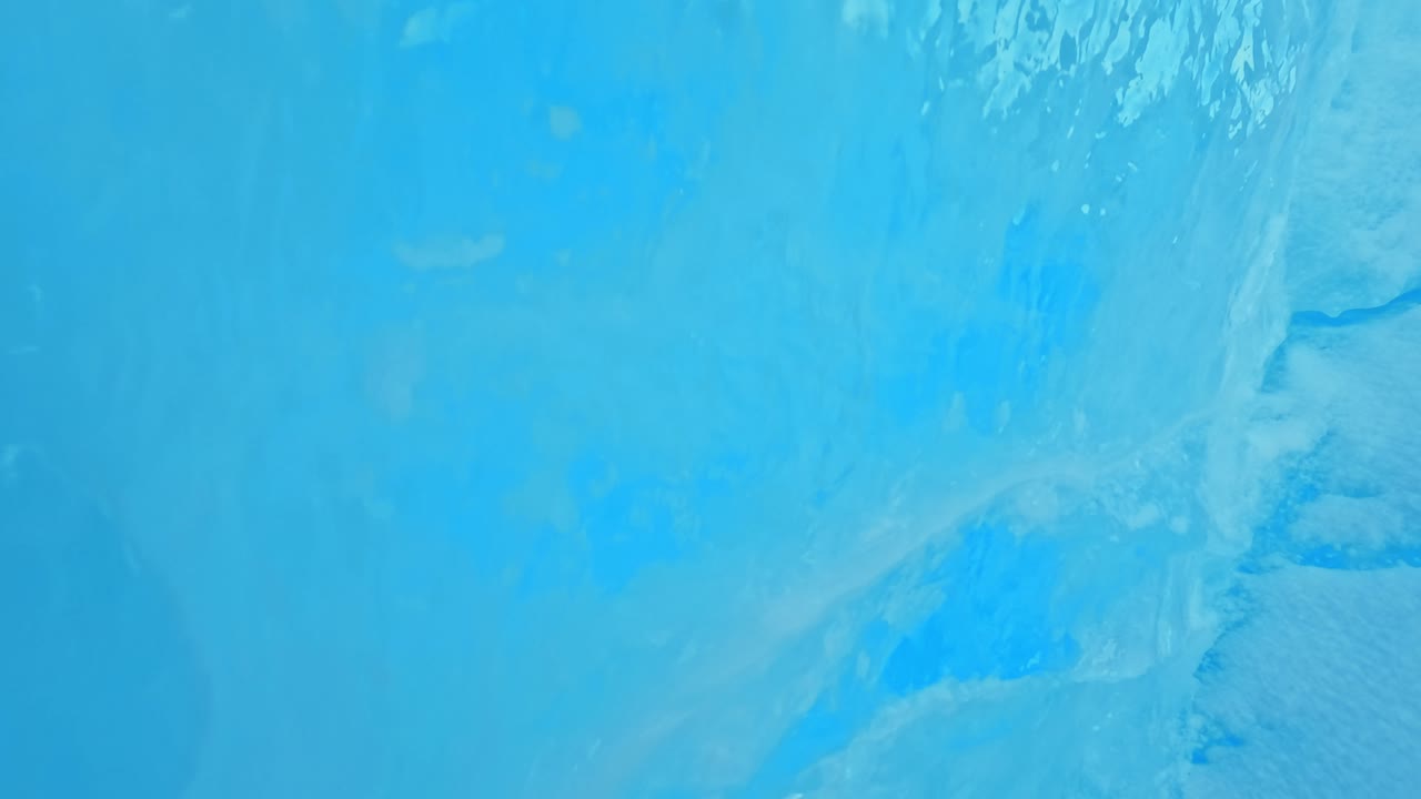 마법의 얼음 세계로 뛰어들어 태양의 광선 아래 반인다.