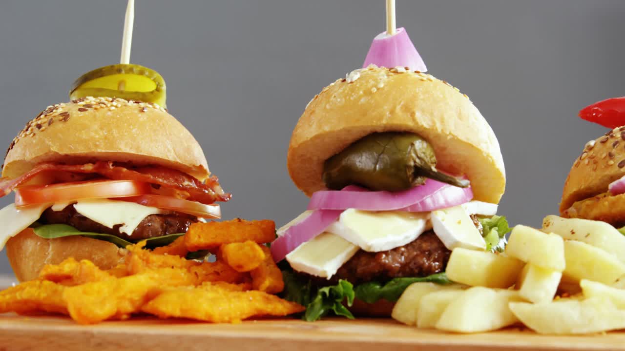 hamburguesas dispuestas en una fila