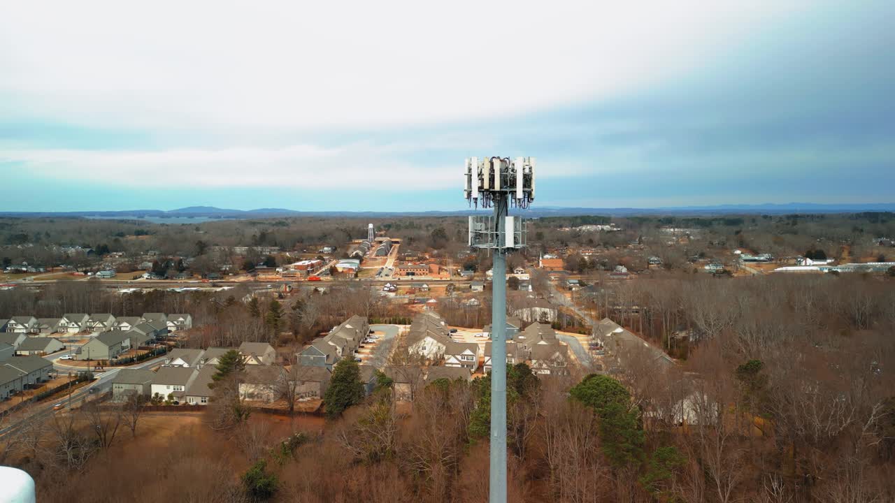 toma aérea de una torre de teléfono celular en un bosque