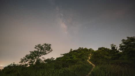 Der-Weg-Führt-Zur-Milchstraße,-Nachtraffer-über-Der-Insel-Keung-Shan,-Lantau,-Hongkong