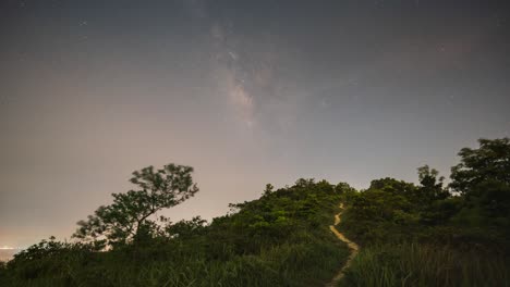 트레일은 은하수로 이어집니다. 밤이 지나면 keung shan lantau island hong kong을 넘어갑니다.