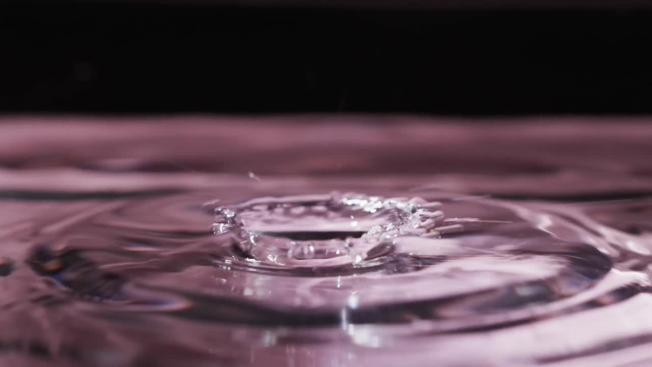 video de primer plano de gotas de agua con espacio de copia en fondo rosa