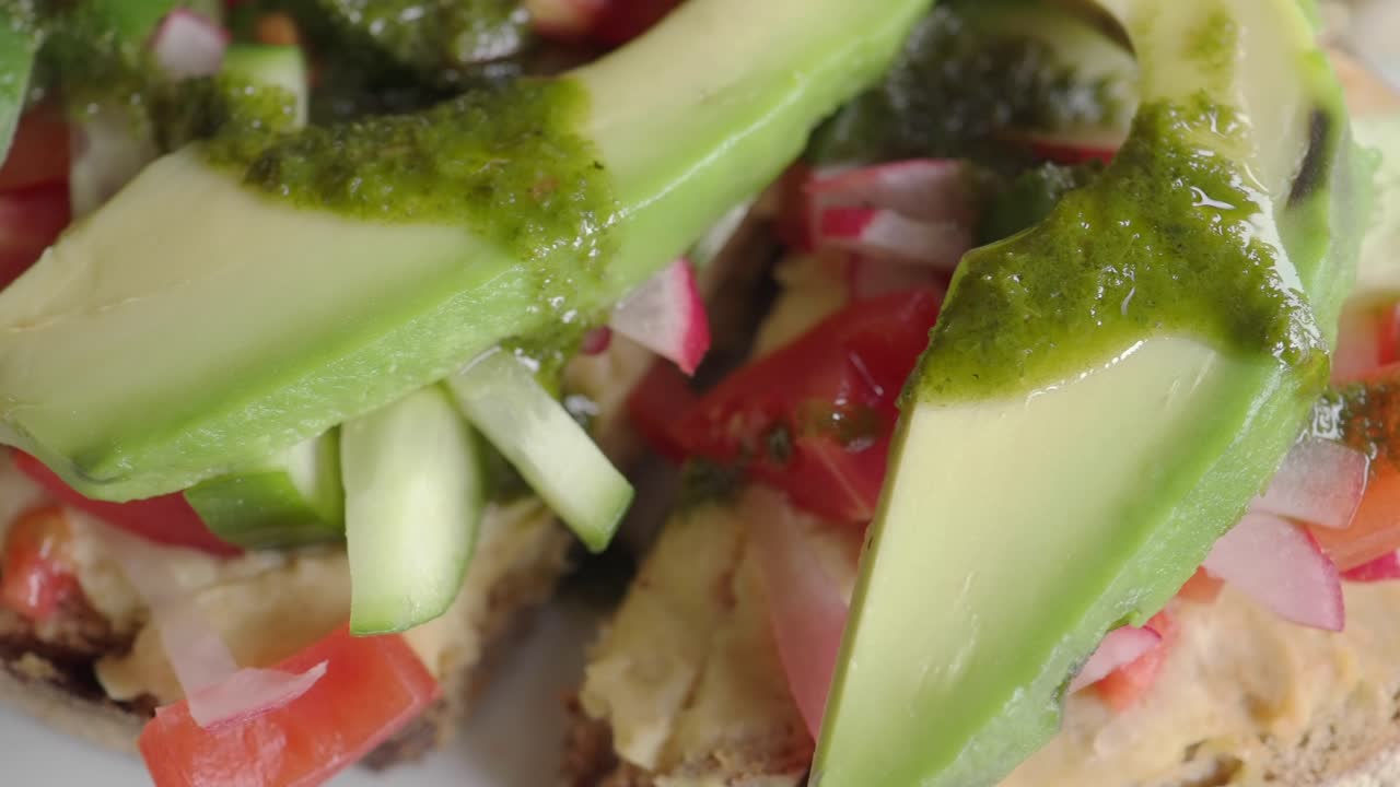 Sund avocadotoast med hummus og friske grøntsager