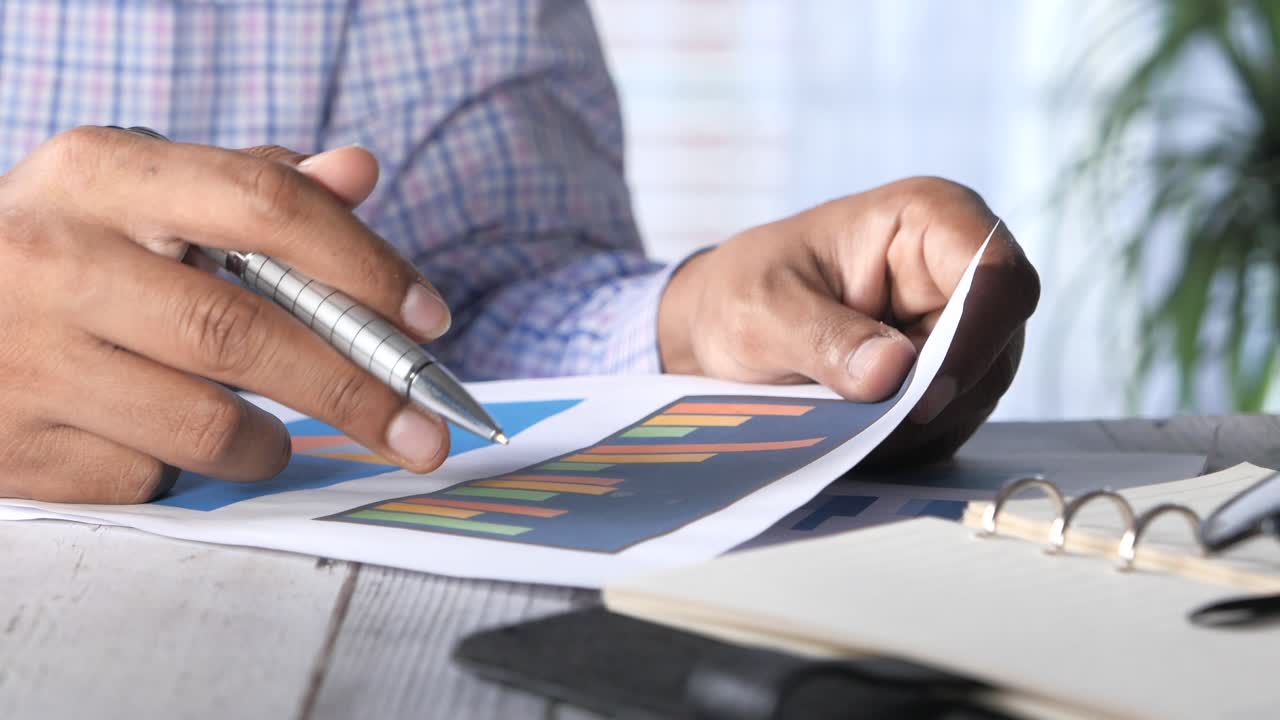 hombre de negocios revisando informes financieros
