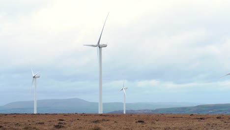 turbinas eólicas en páramos ingleses en un día ventoso