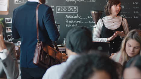 personas diversas en la cafetería barista mujer que sirve a los clientes comprando café en un restaurante ocupado