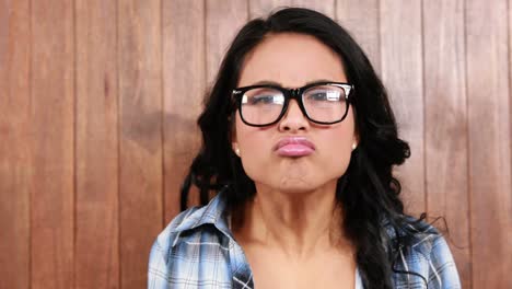 hipster asiático mostrando muchas emociones