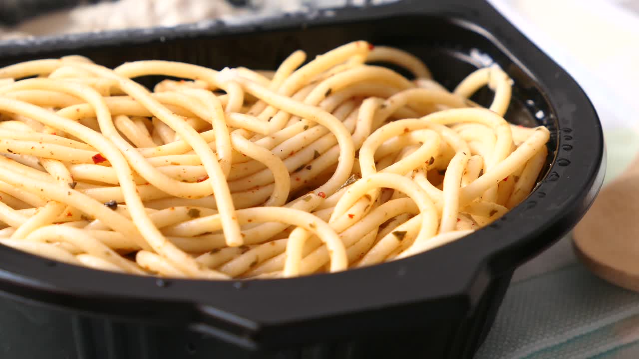 Spaghetti in un Contenitore di Plastica