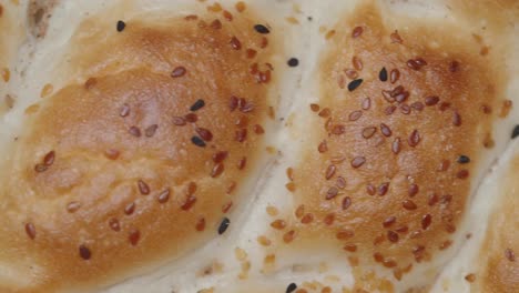 primer plano de pan horneado con semillas
