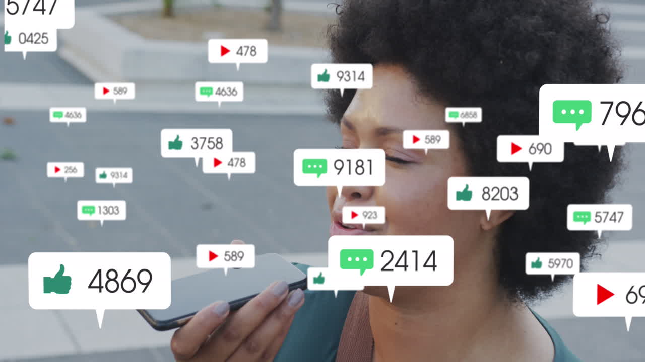 animación de barras de notificación sobre una mujer biracial sonriente hablando en el altavoz del teléfono celular