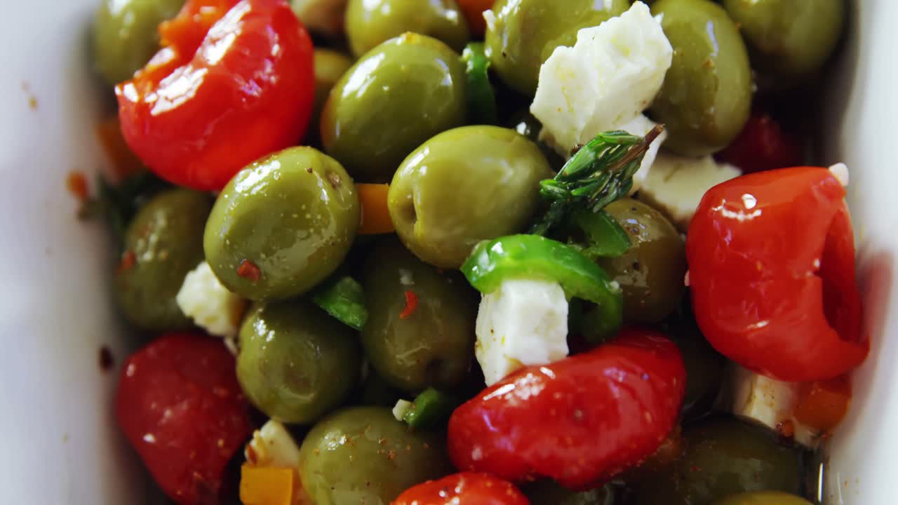 ensalada de aceitunas en un tazón