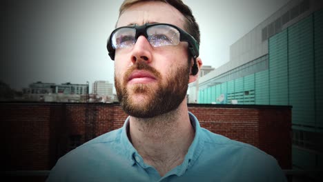 joven profesional que usa lentes de holograma de realidad aumentada futurista en una azotea de la ciudad para analizar las estructuras a su alrededor