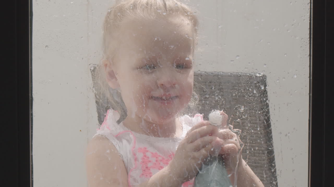 siempre está feliz de ayudar a mamá en la casa.