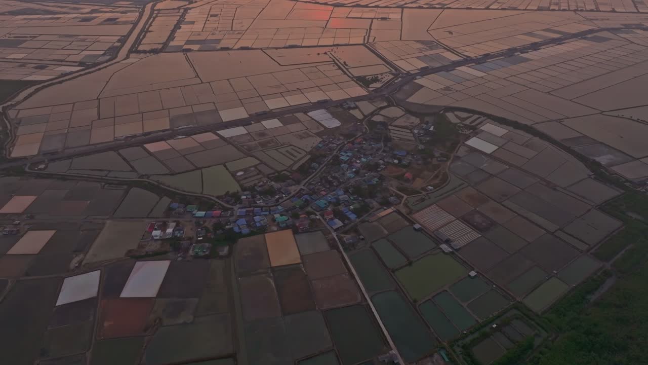 タイ、塩田近くのレームパックビア村、夕暮れの空撮