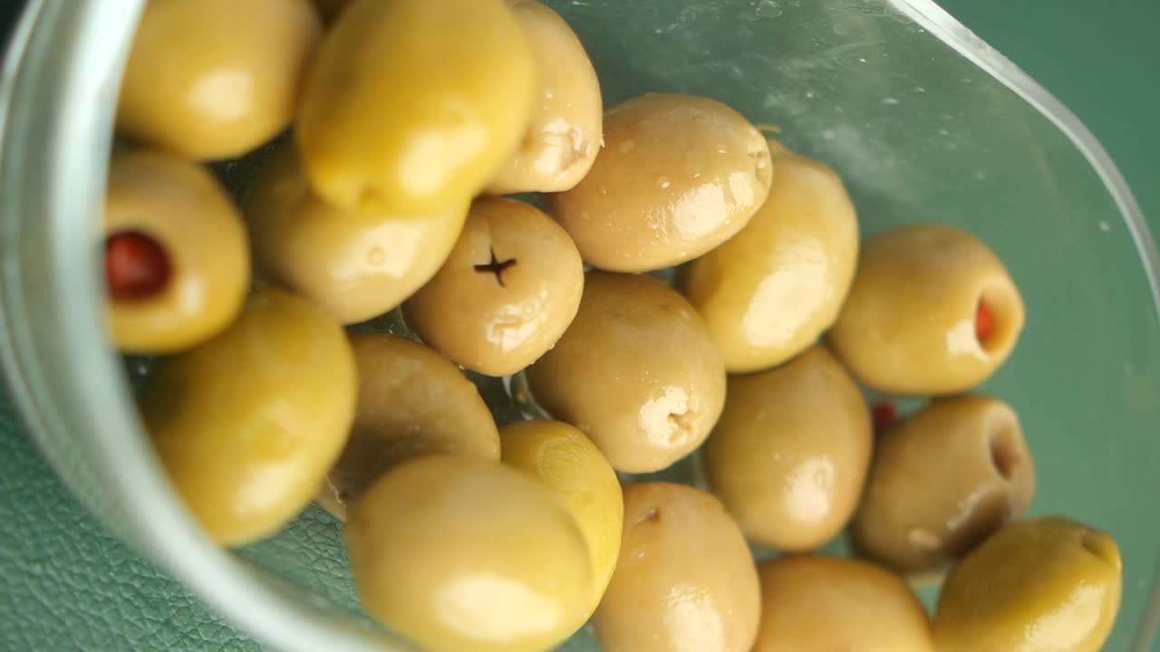 aceitunas verdes en un cuenco de vidrio
