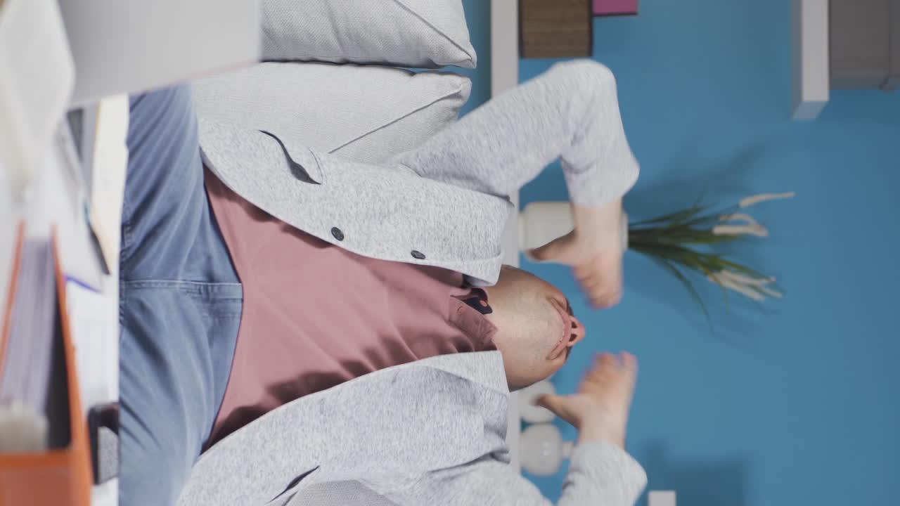 홈 오피스 직원 노인이 실패하는 수직 비디오.