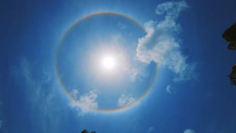 Regenbogen-Heiligenschein-Um-Die-Helle-Sonne-Am-Blauen-Himmel-In-Curaçao