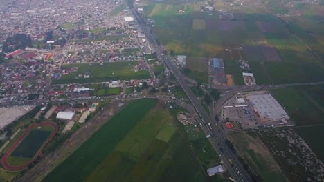 Vista-Aérea-De-Los-Campos-Agrícolas-Cerca-De-La-Ciudad-De-México-Y-Alrededor-De-Los-Volcanes