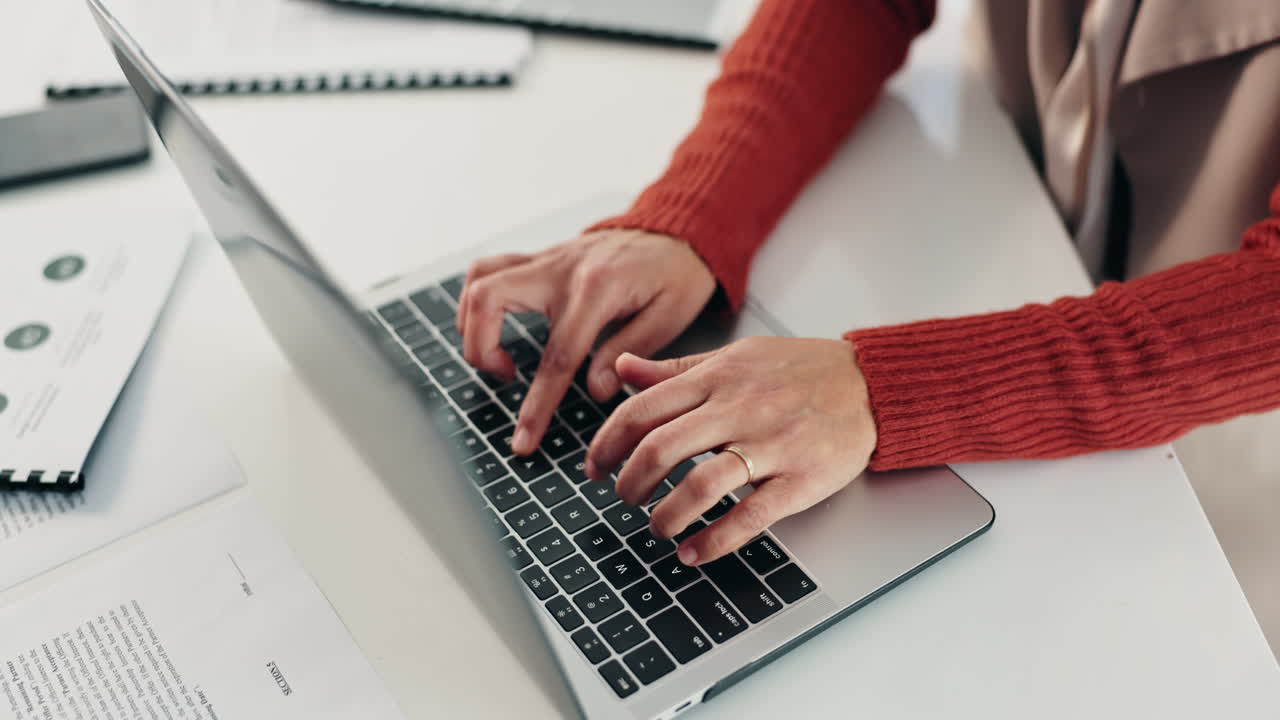 mujer escribiendo en una computadora portátil