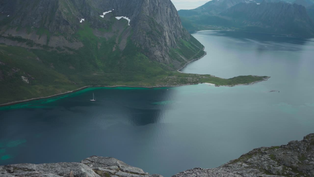 vista aérea de las aguas tranquilas y los acantilados rocosos de salberget hill en noruega