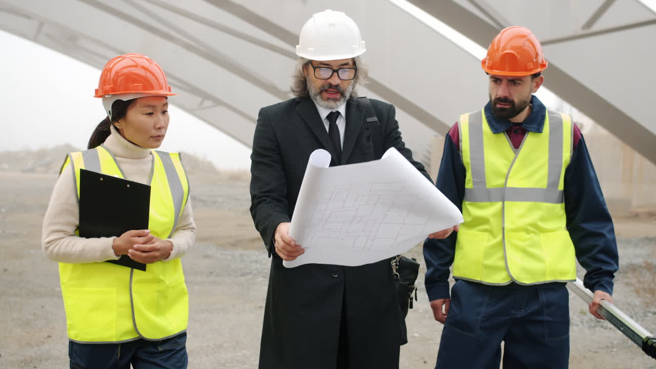 equipo de construcción que revisa los planes del proyecto