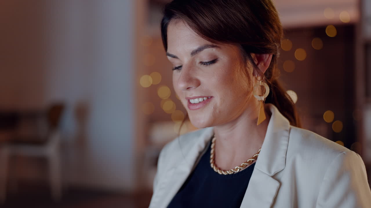 사무실에서 커피, 음주 및 비즈니스 여성